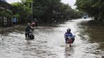 Jalan Raya Cakung Cilincing Lumpuh Imbas Banjir