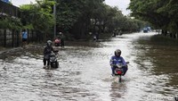 Meski begitu masih banyak pengendara motor yang nekat menerobos motor. 