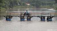 Karena jembatan yang dibangun BBWS rusak, tak jarang ada pengguna yang pilih melintas ke jembatan apung yang dibangun secara komersial sehingga harus membayar Rp2 ribu per motor. 