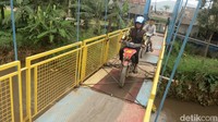 Lebih dari satu tahun jembatan tersebut mengalami kerusakan. Karena tak kunjung diperbaiki, kerusakan semakin parah. Jembatan ini digunakan warga sebagai akses alternatif menuju ke Kota Bandung.