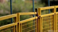 Tak hanya itu, pegangan bagi pejalan kaki juga mengalami kerusakan parah dan diikat menggunakan kawat seadanya. Kondisi ini tentunya membahayakan.