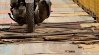 Pelat besi keropos dan baut jembatan ini hilang karena dimakan waktu. Selain itu, jembatan ini diperbaiki dengan material seadanya. 