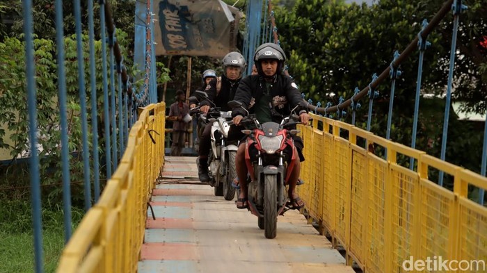 Jembatan penghubung antara Kecamatan Ciparay dan Bojongsoang di Sungai Citarum.