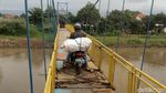 Rusaknya Jembatan Penghubung Ciparay-Bojongsoang di Sungai Citarum