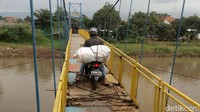Warga meminta kepada BBWS Citarum segera memperbaiki jembatan. Dan, jangan sampai menunggu kerusakan semakin parah sehingga khawatir menimbulkan korban. 