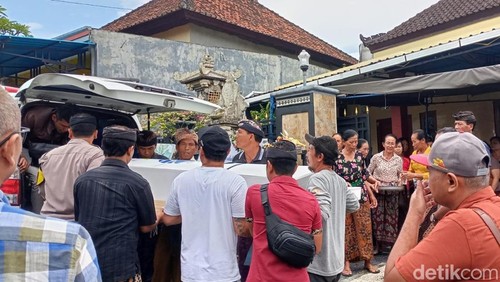 Jenazah I Made Arya Budhiarta alias Dek Edy tiba di rumah duka di Lingkungan Sawe, Kelurahan Dauhwaru, Jembrana, Bali, Kamis (30/1/2025). (Foto: I Putu Adi Budiastrawan/detikBali)