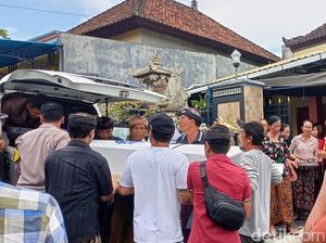 Isak Tangis Ibu Sambut Jasad PMI Asal Jembrana yang Meninggal di AS