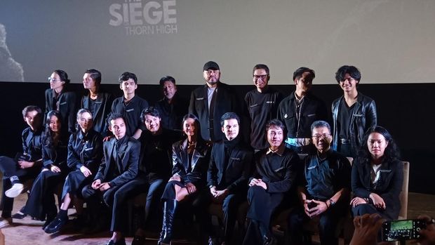 Joko Anwar (paling tengah, pakai topi) bersama para pemain film Pengepungan di Bukit Duri dalam sesi konferensi pers yang digelar di kawasan Senayan, Jakarta Pusat pada Kamis (30/1/2025).