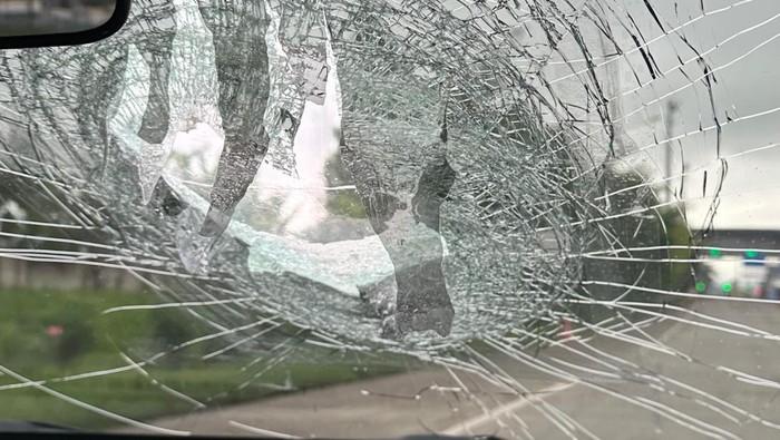 Kaca depan mobil milik korban pecah akibat aksi pelemparan batu di Ciwidey, Kabupaten Bandung.