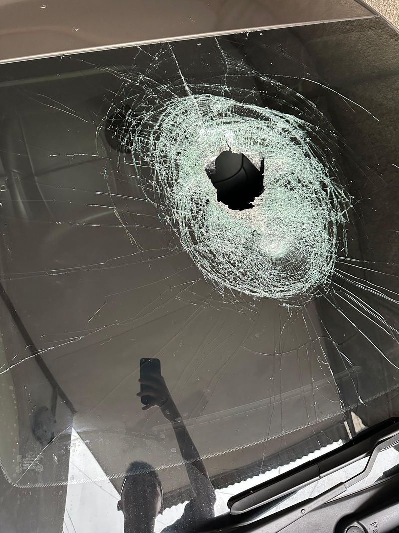 Kaca depan mobil milik korban pecah akibat aksi pelemparan batu di Ciwidey, Kabupaten Bandung.