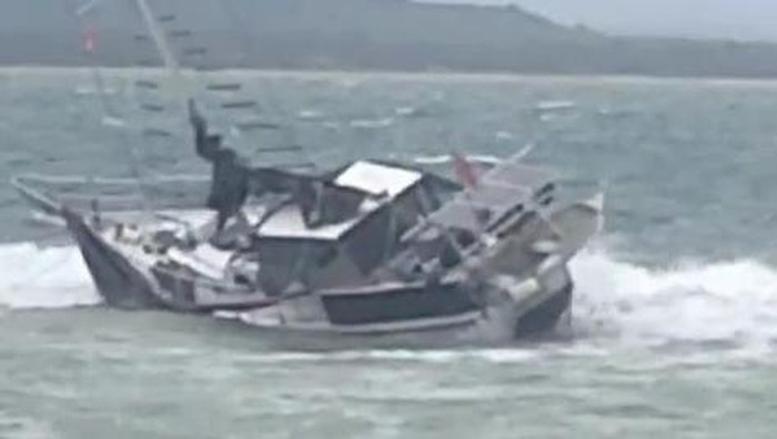 Kapal Yacht Australia Terdampar di Sumenep, Dua WNA Selamat Usai Dievakuasi Warga