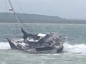Detik-detik Evakuasi 2 Awak Yacht Australia Usai 5 Kali Tembakan Suar