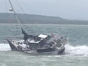 Detik-detik Evakuasi 2 Awak Yacht Australia Usai 5 Kali Tembakan Suar