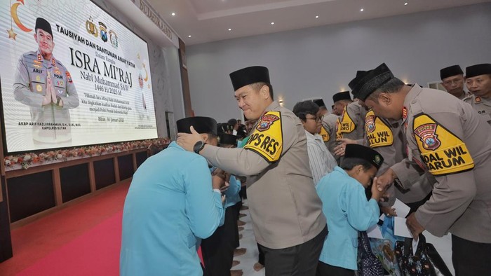Kapolres Blitar AKBP Arif saat santunan anak yatim dalam peringatan Isra Miraj