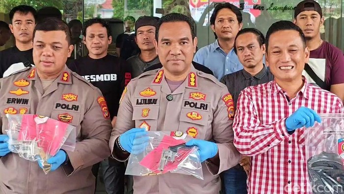 Kapolresta Bandar Lampung menunjukkan senpi yang digunakan komplotan curanmor.