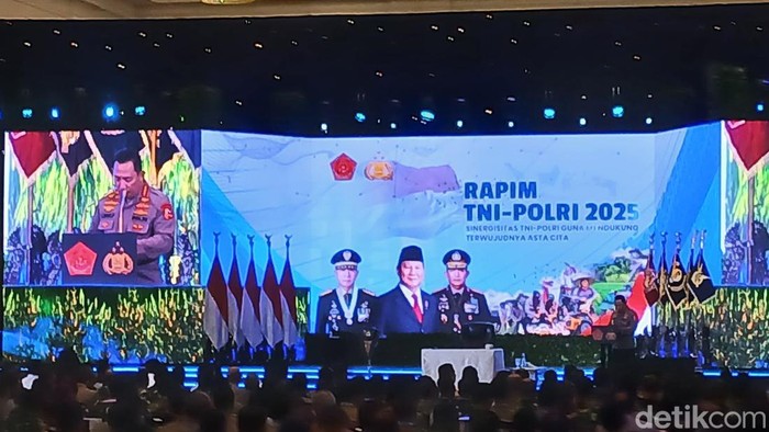 Kapolri Jenderal Listyo Sigit Prabowo memperkenalkan Dittipid PPA-PPO dan desk ketenagakerjaan kepada Presiden Prabowo Subianto. (Eva Safitri/detikcom)
