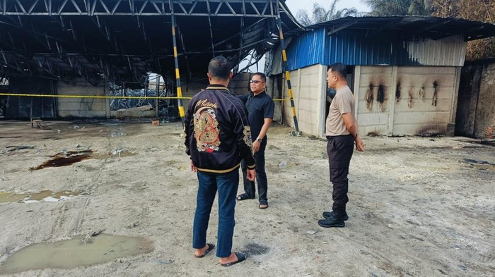 Kapolsek Rumbai AKP Said di lokasi kebakaran. (Istimewa)