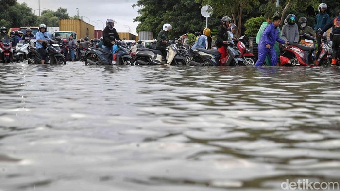 Banjir yang masih menggenangi Kawasan Berikat Nusantara (KBN), Jakarta Utara, Kamis (30/1/2025).