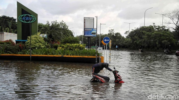 KBN Cakung Cilincing Banjir, Kemacetan Mengular Banjir yang masih menggenangi Kawasan Berikat Nusantara (KBN), Jakarta Utara, Kamis (30/1/2025).