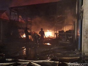 Pertarungan 13 Jam Damkar Vs Si Jago Merah yang Lalap 3 Pabrik