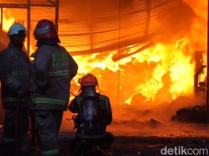 Kebakaran 3 Pabrik di Bandung Padam Usai 13 Jam Berkobar