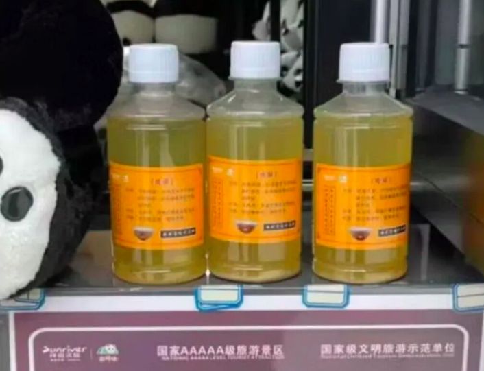 Sebuah kebun binatang di China menuai kecaman karena menjual kencing harimau, dengan klaim bahwa air seni tersebut memiliki khasiat menyembuhkan rematik.