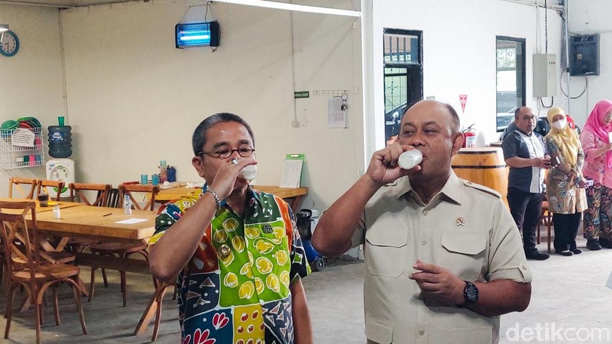 Kepala BGN Cicipi Susu Segar Hasil Olahan SPPG di Cimahi