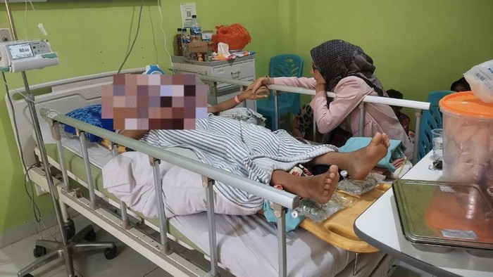 Ketua Komnas Perlindungan Anak Babel Imelda Handayani melihat korban di rumah sakit.
