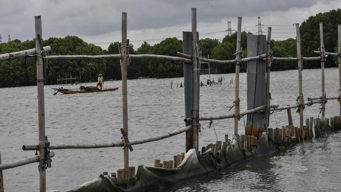 Petugas Direktorat Pengaduan Pengawasan dan Sanksi Administrasi Lingkungan Hidup dan Kehutanan (PPSA LHK) Kementerian Lingkungan Hidup memasang garis larangan melintas di area proyek pagar laut yang disegel di Pesisir Tarumajaya, Desa Segarajaya, Kabupaten Bekasi, Jawa Barat, Kamis (30/1/2025). Kementerian Lingkungan Hidup (KLH) menyegel area proyek pagar laut yang telah direklamasi karena diduga menyalahi Undang-Undang (UU) Nomor 32 Tahun 2009 tentang Perlindungan dan Pengelolaan Lingkungan Hidup. ANTARA FOTO/Fakhri Hermansyah/nym.