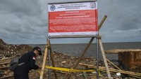 Kementerian Lingkungan Hidup (KLH) menyegel area proyek pagar laut yang telah direklamasi di Pesisir Tarumajaya.