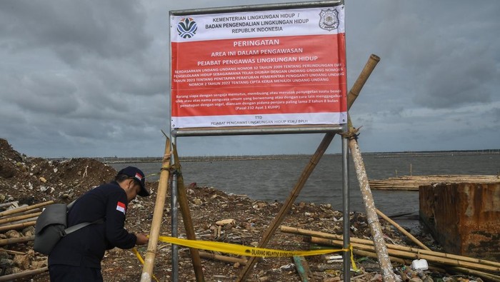 Petugas Direktorat Pengaduan Pengawasan dan Sanksi Administrasi Lingkungan Hidup dan Kehutanan (PPSA LHK) Kementerian Lingkungan Hidup memasang garis larangan melintas di area proyek pagar laut yang disegel di Pesisir Tarumajaya, Desa Segarajaya, Kabupaten Bekasi, Jawa Barat, Kamis (30/1/2025). Kementerian Lingkungan Hidup (KLH) menyegel area proyek pagar laut yang telah direklamasi karena diduga menyalahi Undang-Undang (UU) Nomor 32 Tahun 2009 tentang Perlindungan dan Pengelolaan Lingkungan Hidup. ANTARA FOTO/Fakhri Hermansyah/nym.