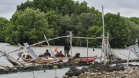 Nelayan menambatkan perahunya di samping pagar laut di Pesisir Tarumajaya, Desa Segarajaya, Kabupaten Bekasi, Jawa Barat, Kamis (30/1/2025).