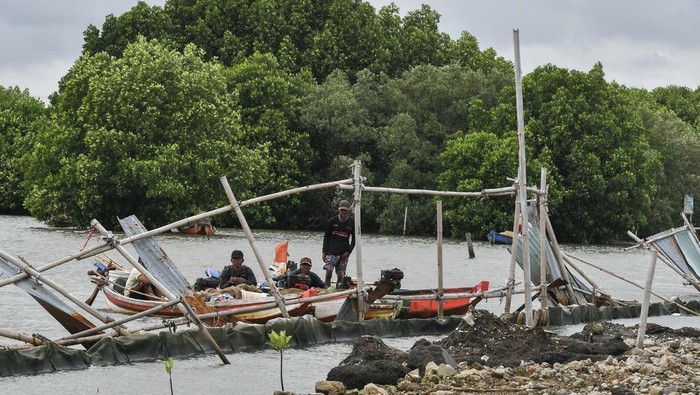 Petugas Direktorat Pengaduan Pengawasan dan Sanksi Administrasi Lingkungan Hidup dan Kehutanan (PPSA LHK) Kementerian Lingkungan Hidup memasang garis larangan melintas di area proyek pagar laut yang disegel di Pesisir Tarumajaya, Desa Segarajaya, Kabupaten Bekasi, Jawa Barat, Kamis (30/1/2025). Kementerian Lingkungan Hidup (KLH) menyegel area proyek pagar laut yang telah direklamasi karena diduga menyalahi Undang-Undang (UU) Nomor 32 Tahun 2009 tentang Perlindungan dan Pengelolaan Lingkungan Hidup. ANTARA FOTO/Fakhri Hermansyah/nym.