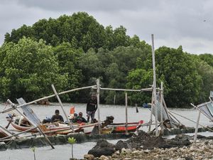 KLH Segel Pagar Laut di Pesisir Tarumajaya Bekasi
