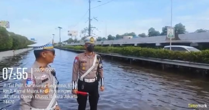 KM 26+400 Tol Sedyatmo jalur bawah mengarah ke Bandara Soekarno-Hatta, Kamis (30/1/2025) pagi tergenang banjir.