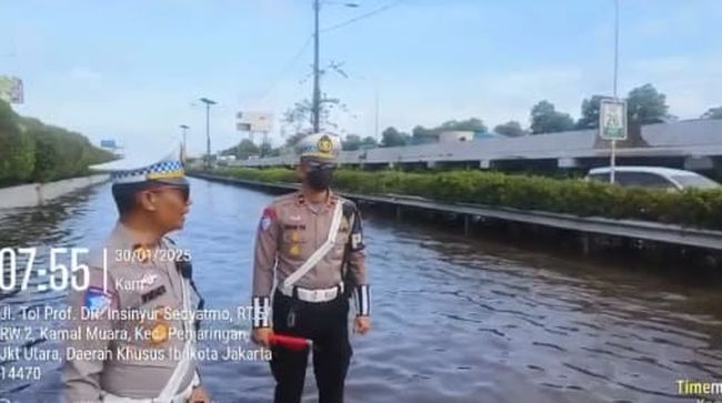 KM 26+400 Tol Sedyatmo jalur bawah mengarah ke Bandara Soekarno-Hatta, Kamis (30/1/2025) pagi tergenang banjir.