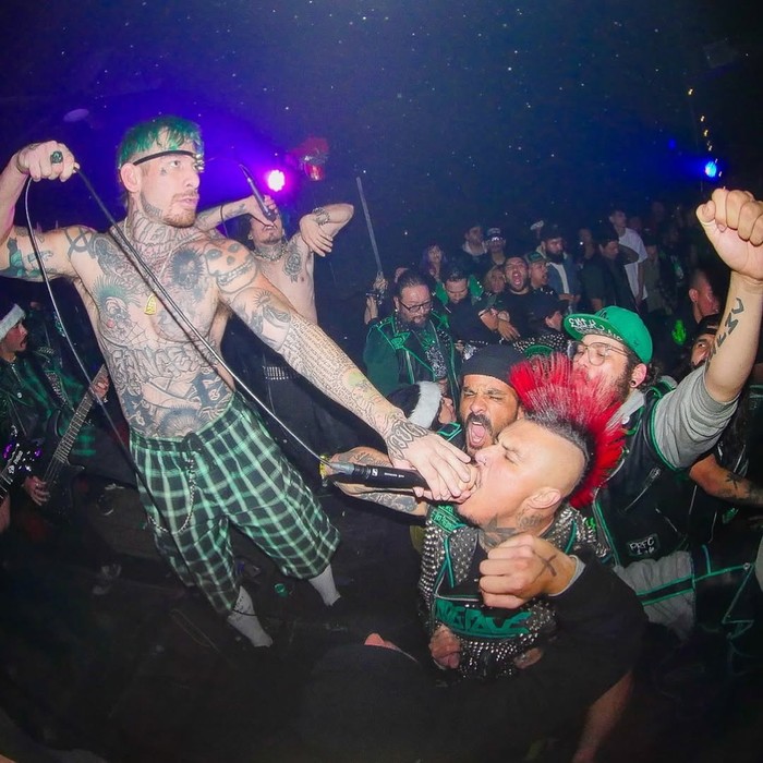 Knuckleheadz Band punk Knuckleheadz menggelar konser dadakan di McDonalds LA tanpa izin, menyuarakan ketidakpuasan terhadap kebijakan restoran.