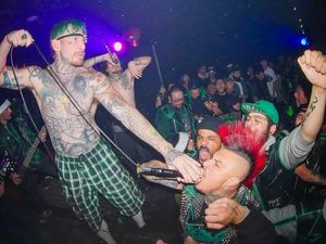 Band Punk Ini Konser Tanpa Izin Suarakan Protes ke Sebuah Restoran Cepat Saji