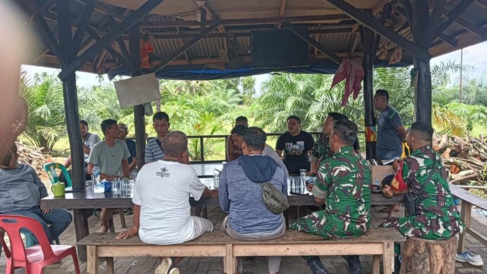 Kodam I/BB saat memediasi warga dan anggota ormas usai bentrokan. (Istimewa)