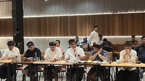 Komisaris Utama PT BTID, Tantowi Yahya, dalam pertemuan dengan anggota dewan dan masyarakat di UID Campus, Pulau Serangan, Denpasar, Kamis (30/1/2025). (Rizky Setyo/detikBali)