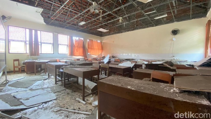 Kondisi kelas di SMKN 9 Semarang yang eternitnya ambrol dan mengenai siswa di Kelurahan Peterongan, Kecamatan Semarang Selatan, Kamis (30/1/2025).
