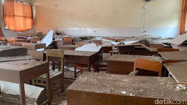 Kondisi kelas di SMKN 9 Semarang yang eternitnya ambrol dan mengenai siswa di Kelurahan Peterongan, Kecamatan Semarang Selatan, Kamis (30/1/2025).
