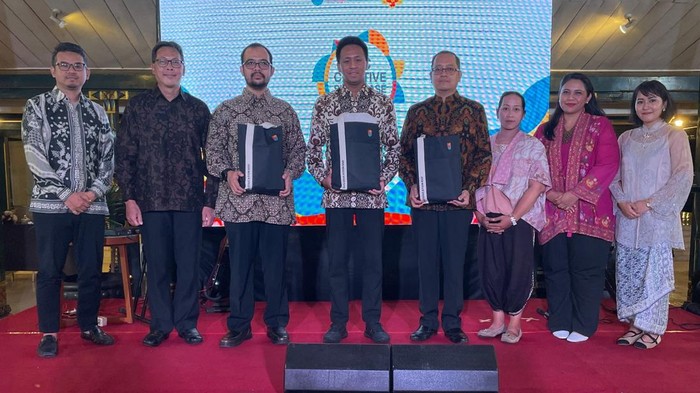 Kreatifitas Mahasiswa Bikin Karya Bertema Keraton Jogja Mahasiswa memamerkan karyanya bertema βExploring The Heritage of Keraton Yogyakartaβ di Pendopo Hotel Royal Ambarrukmo, Yogyakarta. Sejumlah mahasiswa UIC College menciptakan karya yang relevan dengan kehidupan modern sekaligus menghormati nilai-nilai luhur budaya Jawa, melalui berbagai proyek kreatif.