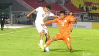 Indonesia menggandakan keunggulan menit 46. Muhammad Ragil membukukan namanya di papan skor usai memperdaya Karan Makkar. Skor 2-0.