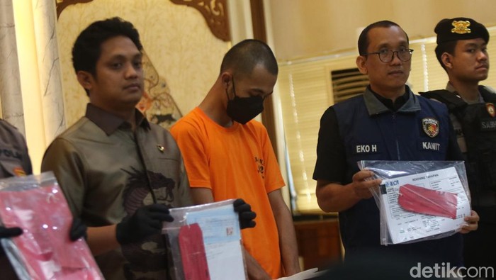 Laurens D Saerang (24) pelaku penipuan jual beli mobil antik di Sleman saat dihadirkan dalam jumpa pers di Polresta Sleman, Kamis (30/1/2025).