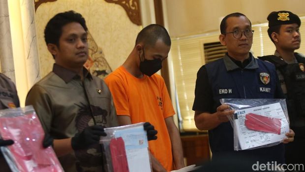 Laurens D Saerang (24) pelaku penipuan jual beli mobil antik di Sleman saat dihadirkan dalam jumpa pers di Polresta Sleman, Kamis (30/1/2025).