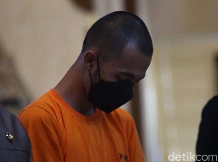Laurens D Saerang (24) pelaku penipuan jual beli mobil antik di Sleman saat dihadirkan dalam jumpa pers di Polresta Sleman, Kamis (30/1/2025).