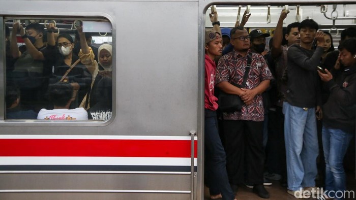 Penumpang menaiki KRL Commuter Line jurusan Tanah Abang dari Stasiun Sudimara, Tangsel, Kamis (30/1/2025). Stasiun Sudimara kembali dipadati penumpang usai libur panjang.