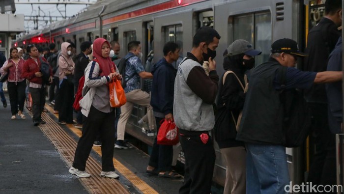 Penumpang menaiki KRL Commuter Line jurusan Tanah Abang dari Stasiun Sudimara, Tangsel, Kamis (30/1/2025). Stasiun Sudimara kembali dipadati penumpang usai libur panjang.