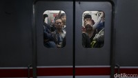 Gerbong KRL tampak penuh oleh penumpang.